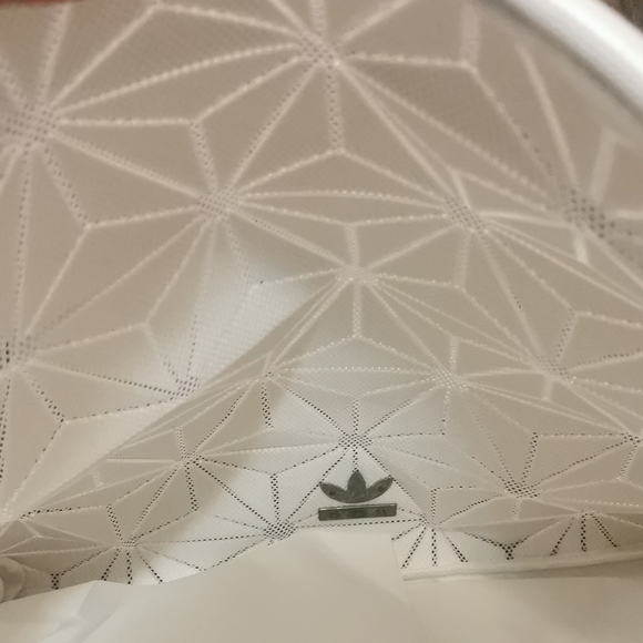 4 for $50 ADIDAS strips bag - Picture 5 of 6